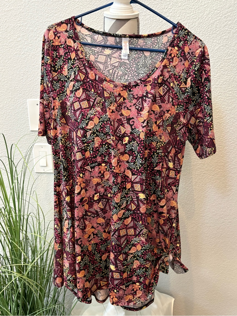 LuLaRoe Scoop Neck Short Sleeve Tunic in Burgundy Floral Geo